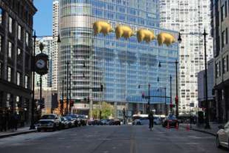 Balon babi-babi emas raksasa diterbangkan untuk menutupi loga Trump Tower di Chicago.  