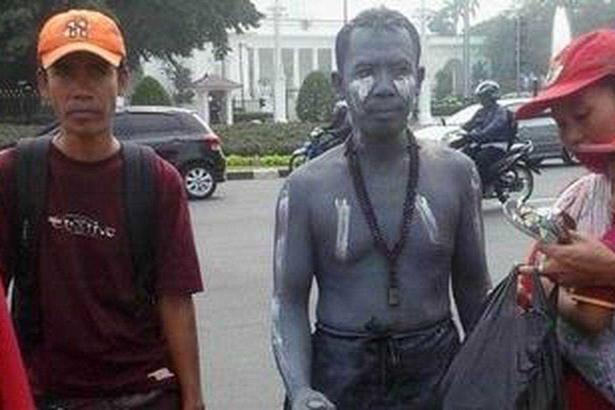 Korban lumpur Sidoarjo, Hari Suwandi (tengah), beserta rekan, istri, dan cucunya melakukan aksi damai mengelilingi Istana Merdeka, Senin (23/7/2012). Suwandi menuntut agar Presiden Susilo Bambang Yudhoyono segera bertindak menyelesaikan proses ganti rugi korban lumpur Lapindo dan menekan Aburizal Bakrie selaku pemilik PT Lapindo Brantas untuk bertanggung jawab.