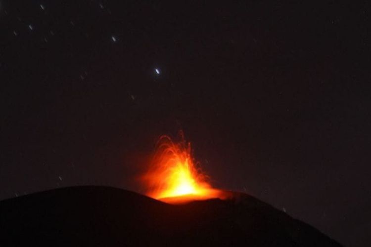 Foto: Gunung Ile Lewotolok, Kabupaten Lembata, NTT, meletus, Selasa (5/7/2022) pukul 05.02 Wita.
