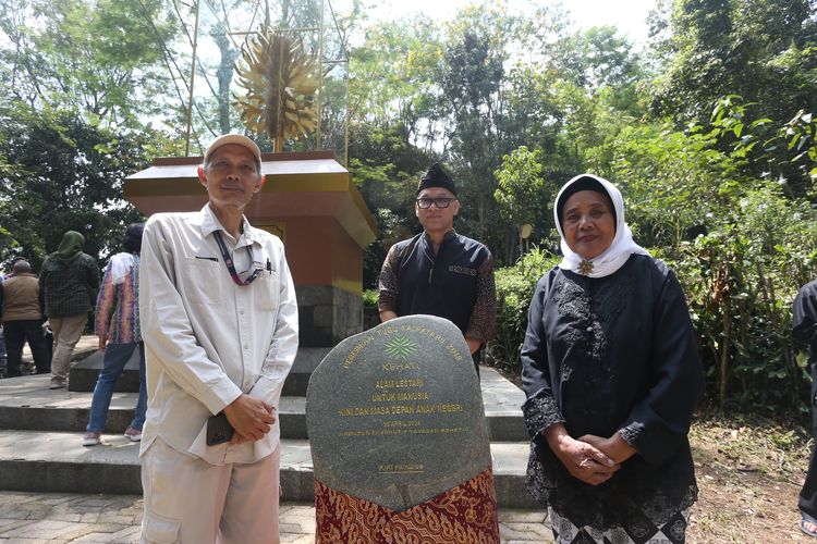 Yayasan KEHATI meresmikan Tugu Kalpataru di Taman Herbal Kebun Tanaman Obat (KTO) Sari Alam di Desa Cukanggenteng Kecamatan Pasirjambu, Kabupaten Bandung, Jawa Barat (30/4/2024).