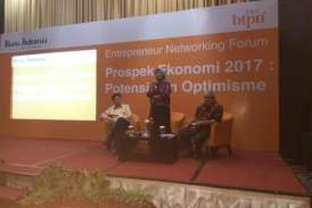 Dari kiri ke kanan, Wakil Direktur BTPN Ongky W. Dana, Ekonom Core Indonesia dan Wakil Pemimpin Umum Bisnis Indonesia Ahmad Djauhar (moderator) dalam acara Entrepreneur Networking Forum di Palembang, Rabu (26/10/2016).