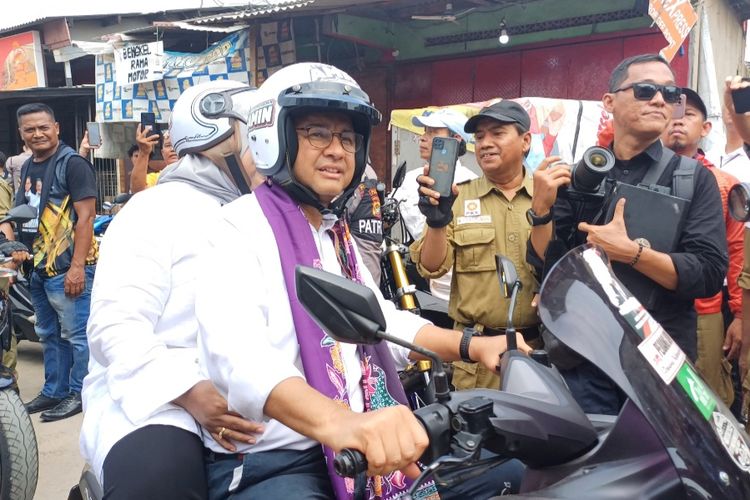 Calonn Presiden nomor urut satu, Anies Baswedan bersama istrinya, Ferry Farhati, berboncengan menggunakan sepeda motor Yamaha Nmax berplat nomor B 4485 BRV. Ia memulai kampanye di Kampung Tanah Merah, Tugu Selatan, Koja, Jakarta Utara, Selasa (28/11/2023).