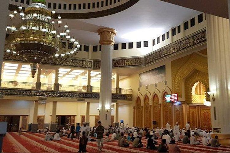 Suasana dalam Masjid Agung Madani Islamic Centre, Riau