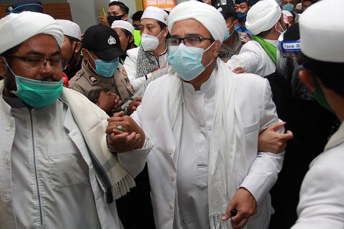 Habib Rizieq Shihab (HRS) (tengah) tiba di Terminal 3 Bandara Soekarno Hatta, Tangerang, Banten, Selasa (10/11/2020). HRS beserta keluarga kembali ke tanah air setelah berada di Arab Saudi selama tiga tahun. ANTARA FOTO/Muhammad Iqbal/aww.