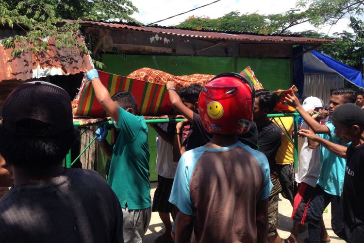 Seorang warga Kapaha, Kecamatan Sirimau Ambon yang ditemukan tewas mengapung setelah empat hari jatuh dari atas kapal akhirnya dimakamkan kerabatanya, Minggu (24/12/2017)