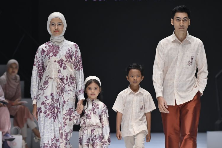 Koleksi baju sarimbit untuk Lebaran dari Ria Miranda yang ditampilkan dalam ajang Plaza Indonesia Fashion Week (PIFW) 2024 di Mal Plaza Indonesia, Jakarta, Minggu (3/3/2024).