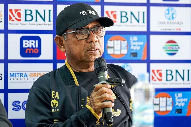 Emral Abus pelatih Bhayangkara FC dalam sesi konferensi pers jelang laga Bhayangkara vs Persib Bandung, Jumat (22/9/2023). Duel antara kedua tim akan berlangsung Sabtu (23/9/2023) di Stadion Patriot Candrabhaga, Bekasi.