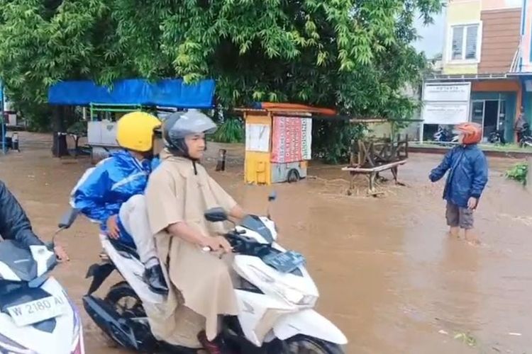 Arus lalu lintas di jalan raya Surabaya-Malang di Kecamatan Purwosari Kabupaten Pasuruan macet akibat luapan  air sungai Mukibat usai hujan deras, Jumat (11/04/2025) 
