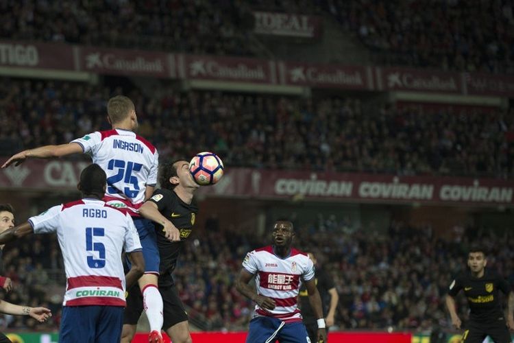 Bek Granada asal Islandia, Sverrir Ingi Ingason bersaing dengan bek Uruguay Atletico Madrid Diego Godin selama pertandingan sepak bola liga Spanyol Granada CF vs Club Atletico de Madrid di stadion Nuevo Los Carmenes di Granada pada 11 Maret 2017.