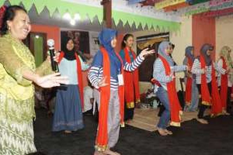 Maestro tari, Temu Misti (berbaju hijau) melatih pelajar menari Gandrung di kediamannya Desa Kemiren, Banyuwangi, Jawa Timur, 18-29 Juli 2016.