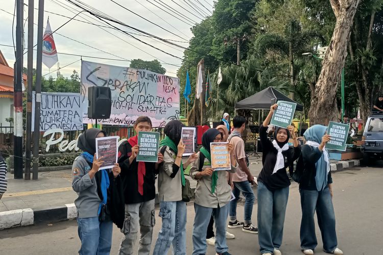 Sejumlah mahasiswa, pelajar, seniman dan aktivis lingkungan melakukan aksi solidaritas bencana alam di Aceh, Sumut dan Sumbar. Aksi ini berlangsung di Tugu Keris, Kota Jambi, Kamis (4/12/2025).