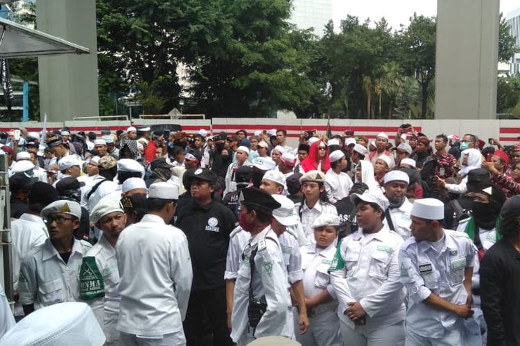 Massa menggelar aksi di depan gedung Kedutaan Besar India, Jakarta, Jumat (6/3/2020).