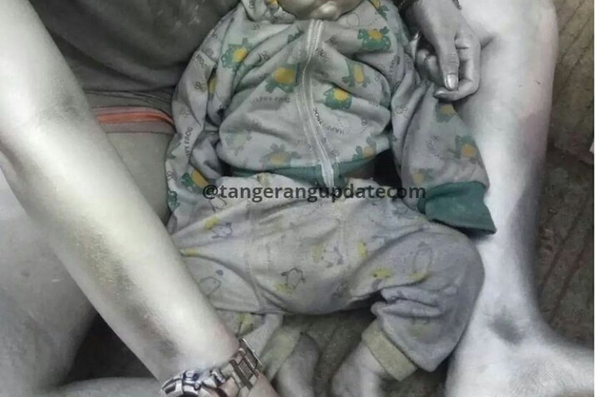 Viral di media sosial foto seorang bayi dengan tubuhnya dicat warna silver di Stasium Pengisian Bahan Bakar Umum (SPBU) Parakan, Pamulang, Tangerang Selatan.