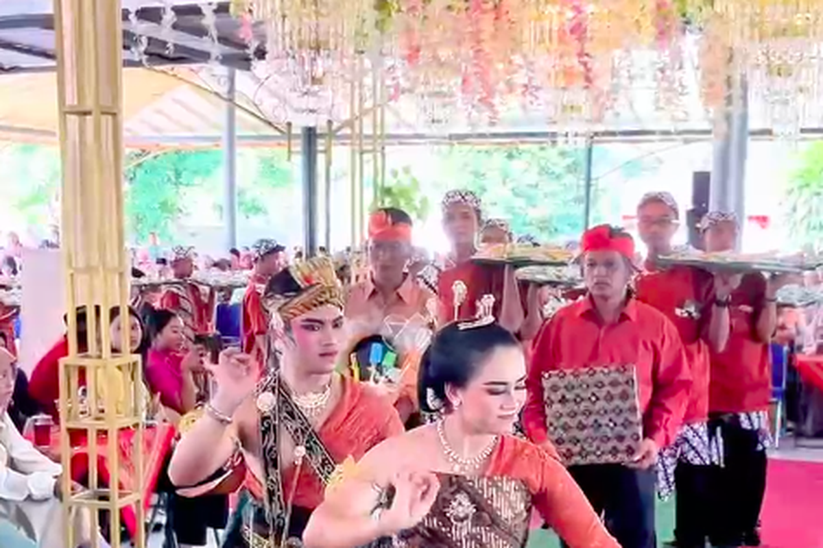Penari membuka jalannya sinoman yang akan menghidangkan makanan untuk para tamu undangan.