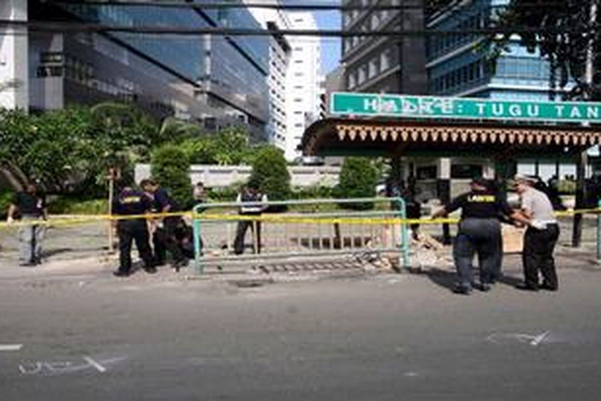 Tim Pusat Laboratorium Forensik dari Polri (Puslabfor) melakukan olah tempat kejadian perkara (TKP) kecelakaan Xenia Maut di Jalan Ridwan Rais, depan Kantor Pelayanan Pajak, Jakarta, Selasa (24/1/2012). Di tempat tersebut Puslabfor menandai sejumlah titik yang terdiri dari lokasi korban tewas dan jalur terjangan mobil Xenia. Tampak bekas darah masih terlihat di sejumlah titik korban tewas. 