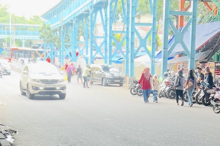 Parkir liar di kawasan Pasar Tanah Abang, Jakarta Pusat masih terjadi, pada Jumat (18/4/2025).