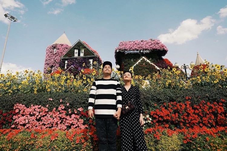 Glenn Alinskie dan Chelsea Olivia berada di obyek wisata Dubai Miracle Garden.