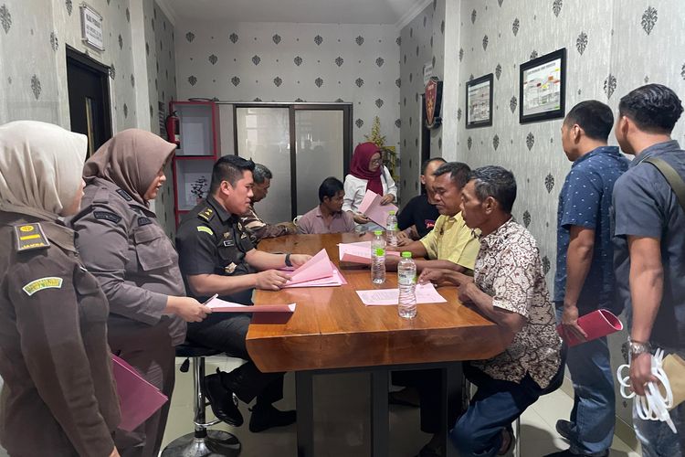 Tim Jaksa Penuntut Umum (JPU) Kejari Kabupaten Madiun menahan lima tersangka korupsi dana hibah Pemprop Jatim yang merugikan negara hingga ratusan juta rupiah.