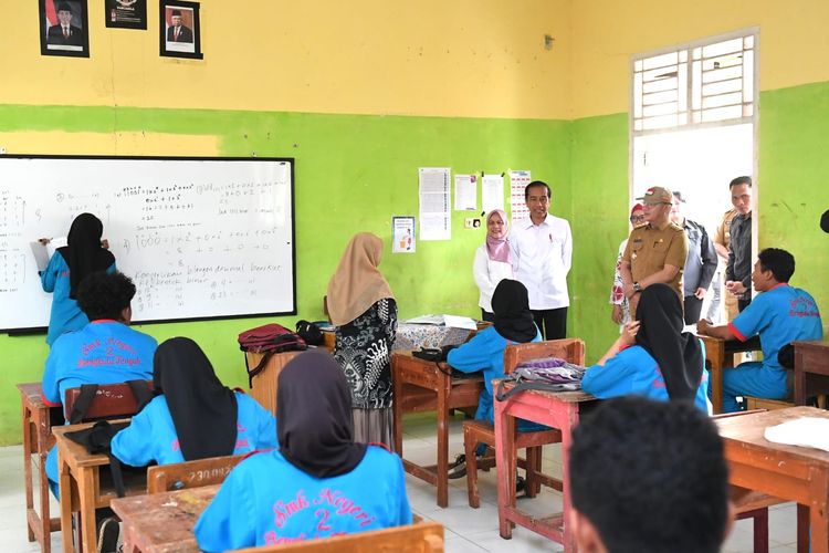 Presiden Joko Widodo meninjau kegiatan belajar mengajar di SMK Negeri 2 Bengkulu Tengah, Kamis (20/7/2023) pagi.