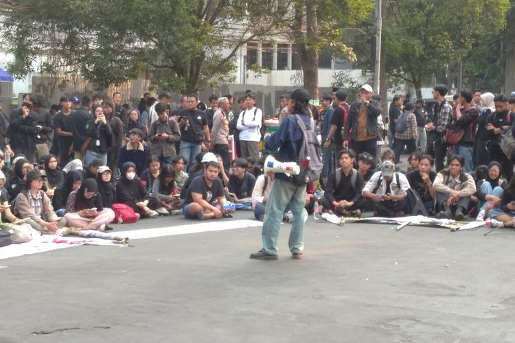 Demo di DPRD Jabar, Mahasiswa Bandung Sorot Rupiah Melemah, MBG, hingga BBM Naik