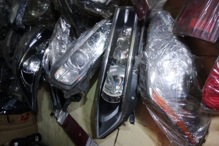 Saat ini banyak pedagang yang menjual mika lampu mulai dari variasi, imitasi sampai yang copotan. Harganya bervariasi tergantung model dan jenis mobil.