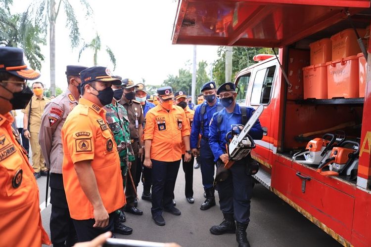 Wali Kota Tangerang Arief Rachadiono Wismansyah saat melakukan tindakan antisipasi bencana yang disebabkan musim hujan. 