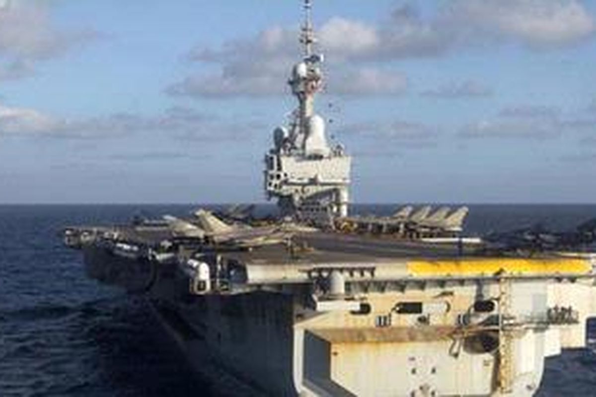 Kapal induk Perancis, Charles de Gaulle, berlayar di lepas pantai  Libya pada 13 Juni 2011.