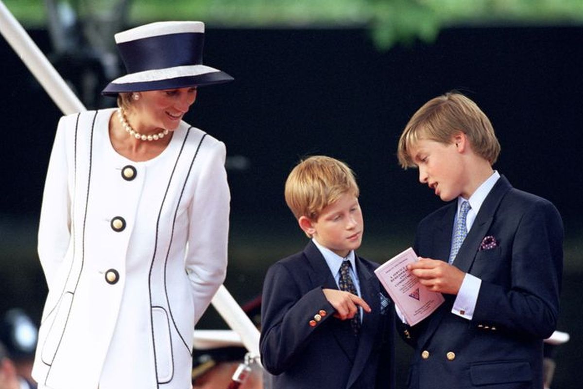 Mendiang Putri Diana bersama kedua putranya, Pangeran William dan Pangeran Harry.