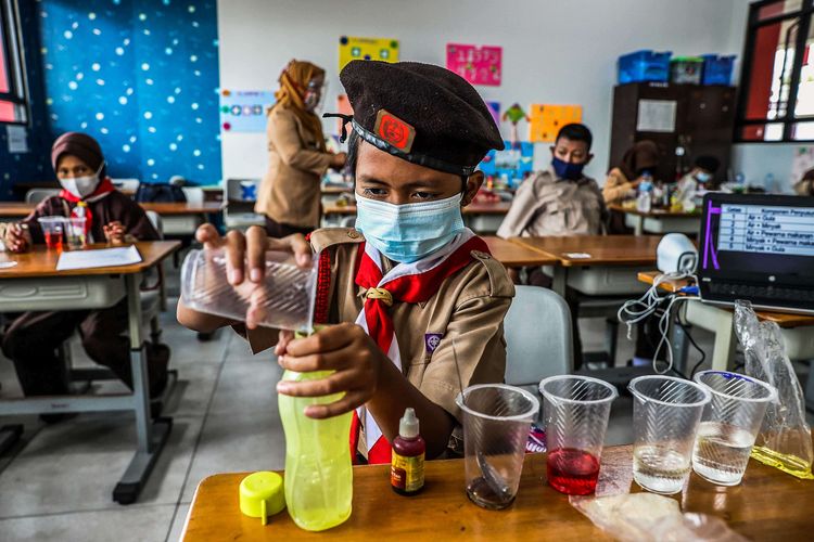 Sejumlah murid mengikuti uji coba pembelajaran tatap muka di SDN 03 Palmerah, Jakarta Barat, Rabu (7/4/2021). Pembelajaran tatap muka (PTM) di wilayah PPKM level 3 Jawa-Bali masih mengacu Surat Keputusan Bersama (SKB) 4 Menteri tentang Panduan Penyelenggaraan Pembelajaran pada Masa Pandemi Covid-19 dengan menggelar PTM terbatas dengan jumlah peserta didik 50 persen dari kapasitas ruang kelas dan pembelajaran jarak jauh (PJJ).