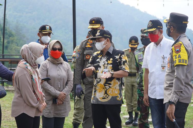 Bupati Semarang Ngesti Nugraha meninjau penerapan protokol kesehatan di obyek wisata.