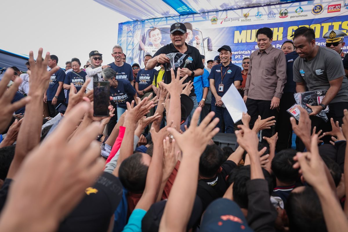 Gubernur Jateng Ahmad Luthfi saat melepas peserta Mudik Gratis Jateng 2026 di Museum Purna Bhakti Pertiwi, kawasan Taman Mini Indonesia Indah, Jakarta, Senin (16/3/2026).