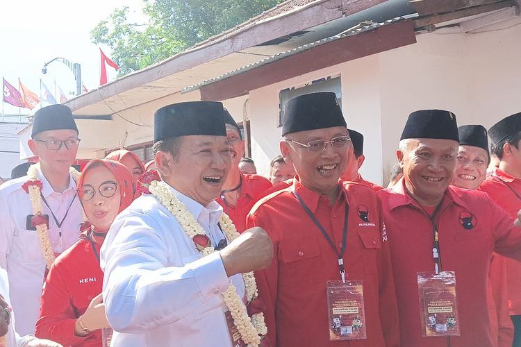 Hendy Siswanto saat mendaftar Bacabup bersama Bacawabup M Balya Firjaun Barlaman Kamis (29/8/2024)