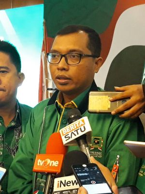 Wakil Sekretaris Jenderal (Wasekjen) PPP Achmad Baidowi (berkacamata) dan jajaran pengurus PPP lain usai Mukernas di Hotel Grand Sahid Jaya, Jakarta Pusat, Minggu (15/12/2019).