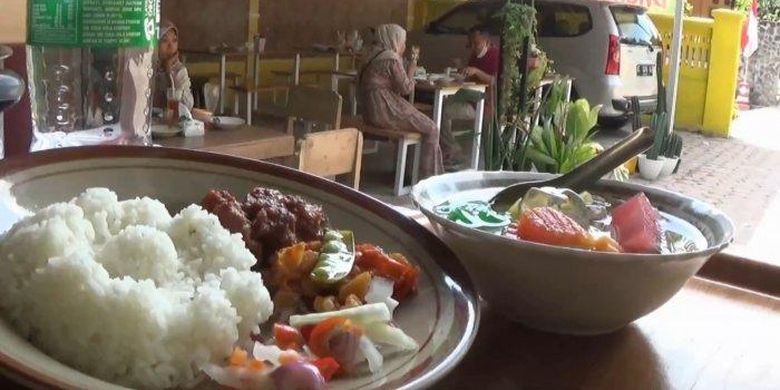 Menu masakan resepsi pengantin Jawa, milik Suswandari, Kelurahan Kawedanan, Kabupaten Magetan. 

