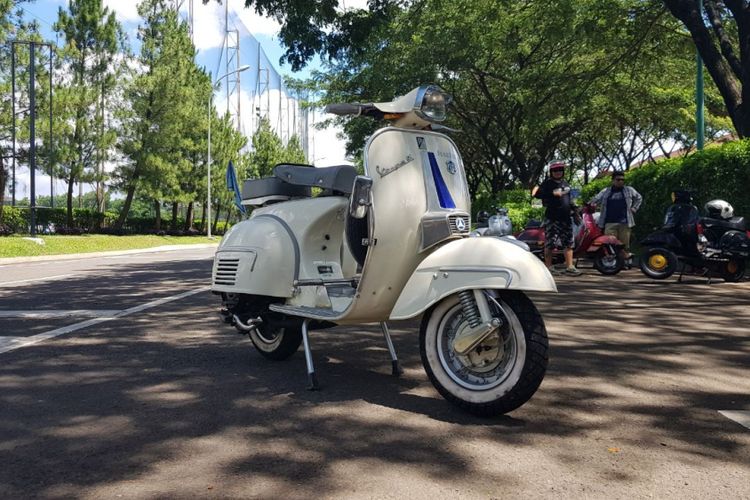 Sebuah Vespa generasi lawas tipe Gran Lusso.