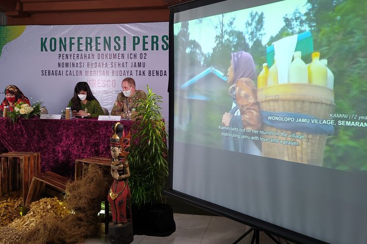 Tangkapan layar potongan film dokumenter Jamu Wellness Culture pada konferensi pers Gabungan Pengusaha Jamu dan Obat (GP) Jamu.

GP Jamu, pada Senin (14/3/2022) di Jakarta, menyerahkan dokumen Intangible Culture Heritage (ICH) O2 untuk Nominasi Budaya Sehat Jamu sebagai Calon Warisan Budaya Tak Benda UNESCO tahun 2022 kepada Kementerian Pendidikan dan Kebudayaan (Kemendikbud). 