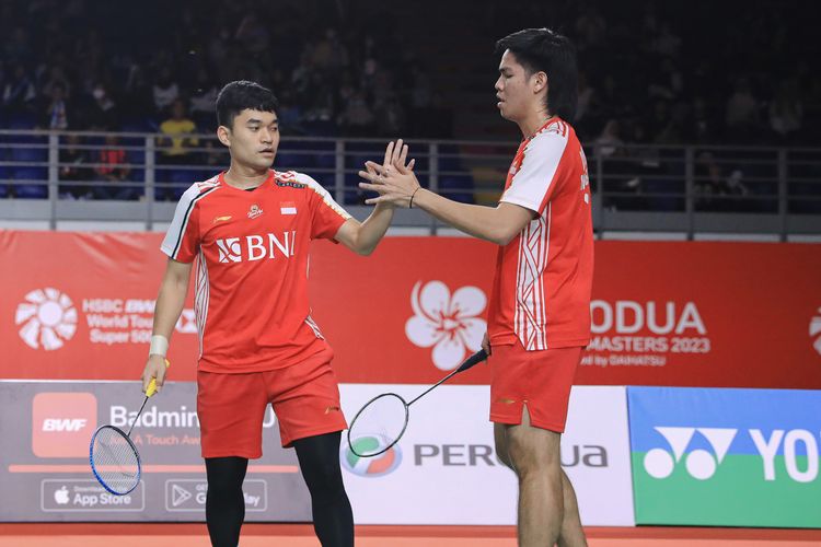 Leo Rolly Carnando/Daniel Marthin saat melawan Aaron Chia/Soh Wooi Yik pada perempat final Malaysia Masters 2023 di Axiata Arena, Kuala Lumpur, Jumat (26/5/2023). Leo/Daniel menang 21-18, 21-19. Selanjutnya, Leo/Daniel akan menjadi salah satu wakil Indonesia yang akan berjuang pada Thailand Open 2023. 