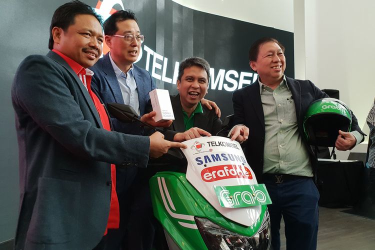 Dari kiri ke kanan: Director Sales Telkomsel Sukardi Silalahi, Vice President Samsung Electronics indonesia Kang Hyun Lee, Managing Director Grab Indonesia Ridzki Kamadibrata, dan CEO Erajaya Group Hasan Aula berfoto dalam acara peluncuran harga khusus paket data Telkomsel dan ponsel Samsung untuk driver Grab di Jakarta, Selasa (10/7/2018)