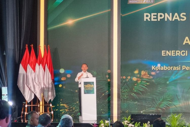 Menteri Energi dan Sumber Daya Mineral (ESDM) Bahlil Lahadalia saat membuka Repnas National Conference and Awarding Night di Menara Bank Mega, Jakarta, Senin (14/10/2024).