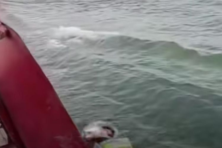 Dinas LH Bantah Buang Sampah ke Laut Tradisi Warga Pulau Buru