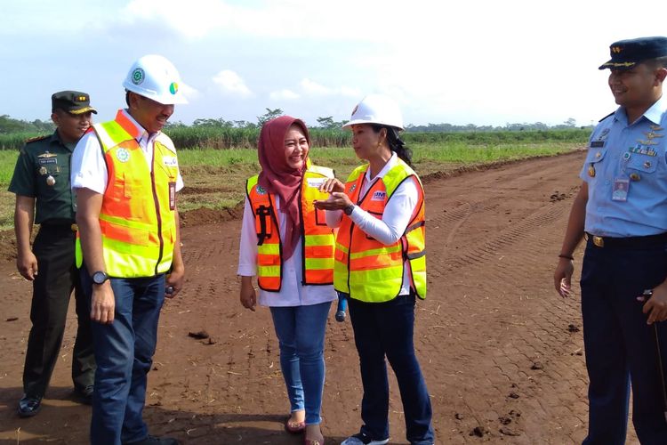 Menteri BUMN Rini Soemarno meninjau lokasi pembangunan Bandara JB Soedirman Purbalingga, Jawa Tengah, Sabtu (11/5/2019)