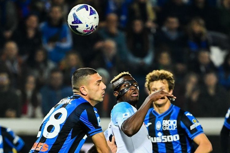 Penyerang Napoli, Victor Osimhen (tengah) melakoni duel dengan bek Atalanta, Merih Demiral, dalam laga pekan ke-13 Liga Italia 2022-2023 antara Atalanta vs Napoli di Stadion Atleti Azzurri d'Italia, 5 November 2022.