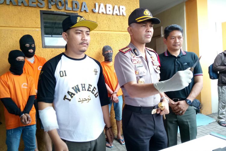 Kapolrestabes Bandung, Kombes Pol Hendro Pandowo didampingi Kasat Narkoba AKBP Haryo Tedjo tengah merilis penangkapan pelaku sindikat narkoba jaringan internasional di RS sartika Asih, Kota Bandung, Sabtu (13/1/2018). Polisi menembak mati salha satu pelaku WNA asal cina lantaran melakukan perlawanan dan melukai salah satu anggota polisi saat dilakukan penangkapan.