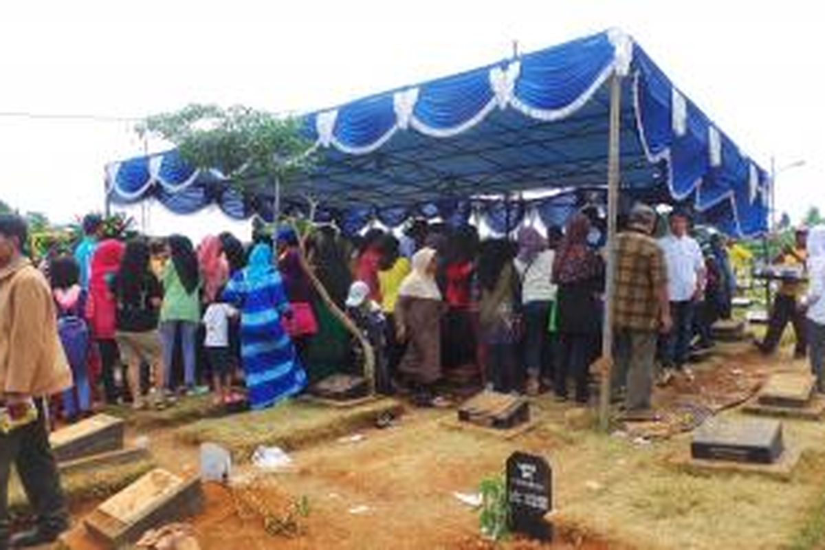 Makam Olga Syahputra dipenuhi oleh pelayat. Minggu (29/3/2015).