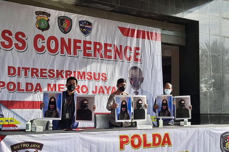 Kabid Humas Polda Metro Jaya, Kombes Pol Endra Zulpan, menjelaskan kronologi penangkapan artis berinisial CA yang diduga melakukan kegiatan prostitusi online. CA diamankan bersama tiga tersangka lain yang bertindak sebagai mucikari