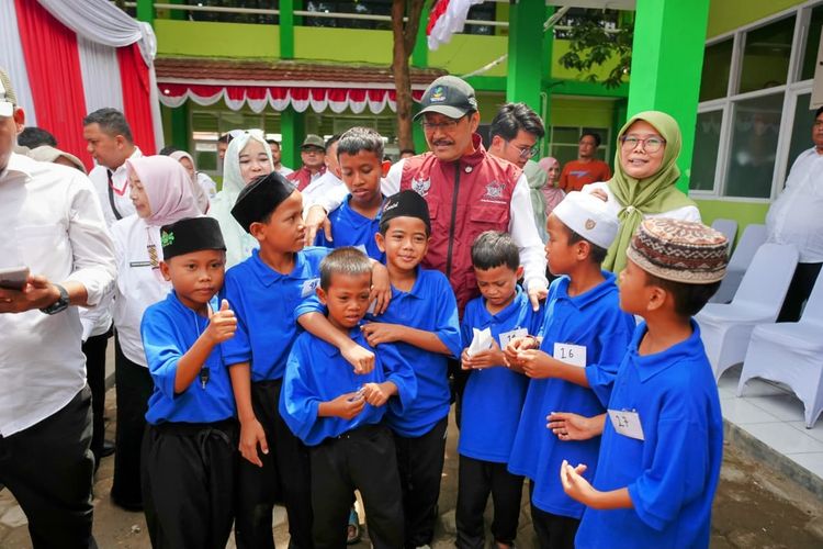 Menteri Sosial (Mensos) Saifullah Yusuf (Gus Ipul) berinteraksi dengan para siswa mengunjungi Sekolah Rakyat Terintegrasi (SRT) 1 Cirebon, Rabu (13/8/2025).