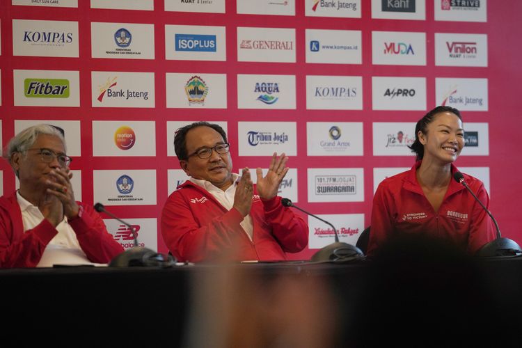 Dari kiri ke kanan: Direktur Utama Bank Jateng Supriyatno, Wakil Pemimpin Umum Harian Kompas Budiman Tanuredjo, Brand Ambassador Borobudur Marathon 2022 Kelly Tandiono. Acara puncak Borobudur Marathon 2022 bakal digelar di Taman Lumbini, Kawasan Candi Borobudur, Magelang, Jawa Tengah, pada Sabtu (12/11/2022) dan Minggu (12/11/2022).