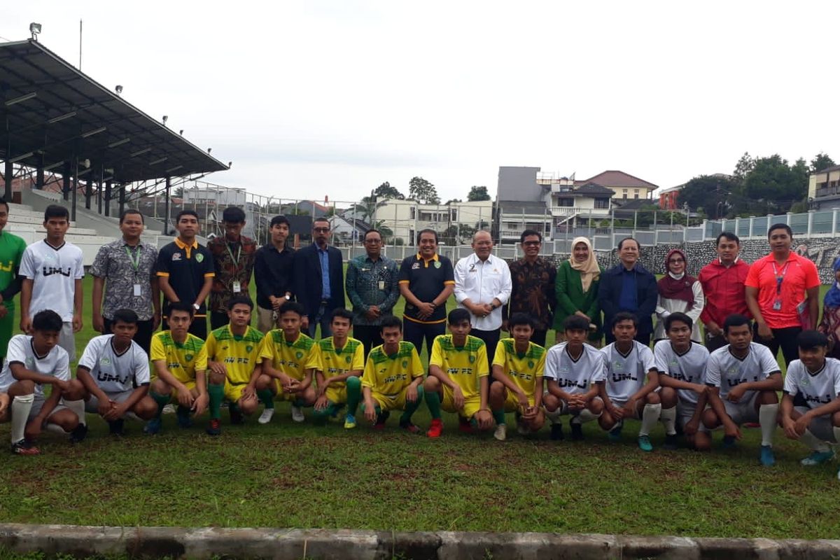 Stadion Sepak Bola Universitas Muhammadiyah Jakarta yang terletak di daerah Cireundeu Tangerang Selatan, berada tepat di belakang kampus Universitas Muhammadiyah Jakarta, mendapat kunjungan resmi dari Ketua Dewan Perwakilan Daerah Republik Indonesia (DPD RI), La Nyalla Mahmud Mattalitti, pada Selasa pagi (7/12/201).