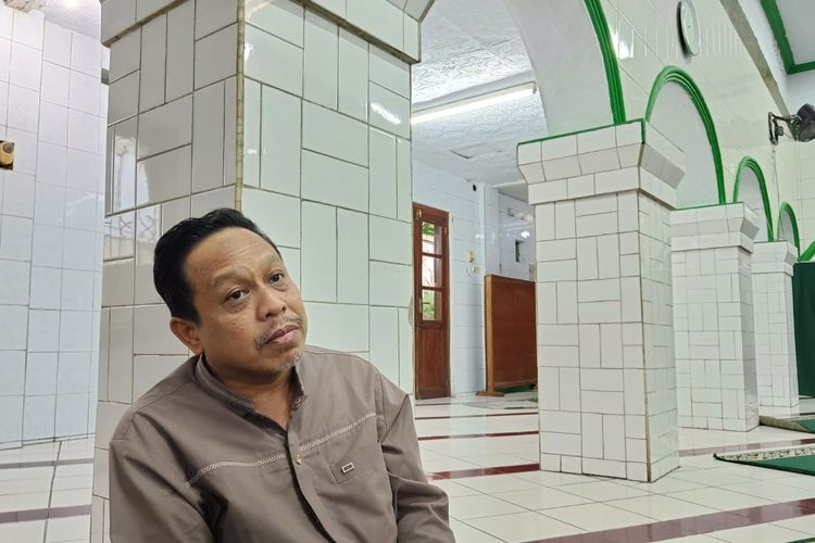 Menjadi seorang marbot sejak muda, sekitar 32 tahun lamanya, Mukhlis (51) tak pernah merasa bosan untuk terus mengabdikan diri menjadi pelayan di rumah Allah di Masjid Jami'Kali Pasir, Kota Tangerang.