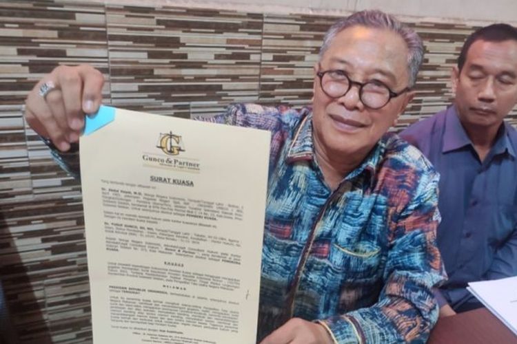 Pengacara mantan sekda Sulsel Abdul Hayat Gani, Yusuf Gunco menunjukkan SK pemberhentian kliennya dalam konferensi pers di Makassar, Sulawesi Selatan, Rabu (14/12/2022). 